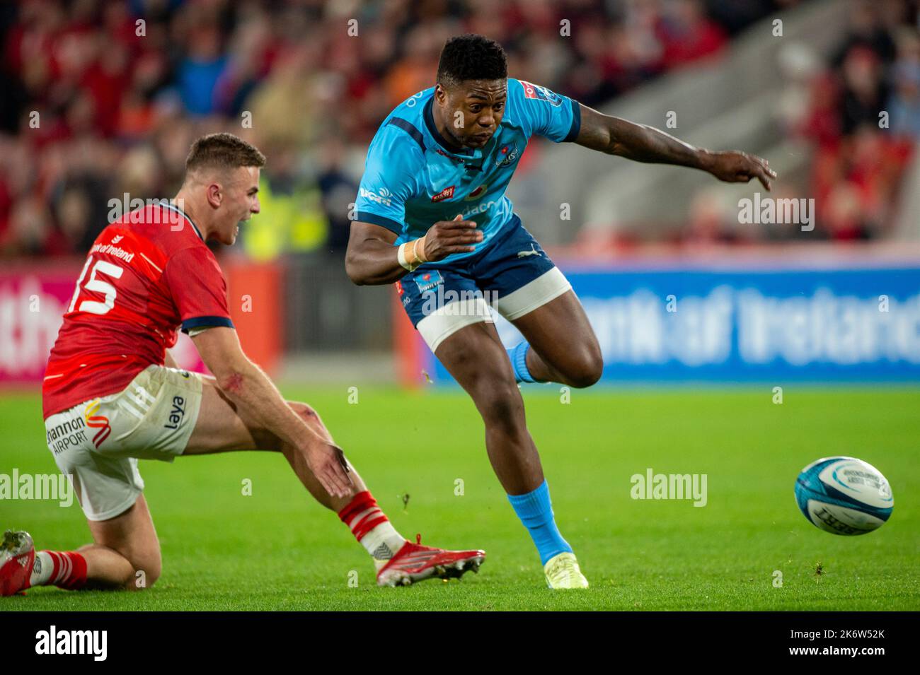 Limerick, Irland. 16. Oktober 2022. Shane Daly aus Munster und Wandisle Simelane aus Bulls während des United Rugby Championship Round 5-Spiels zwischen Munster Rugby und Vodacom Bulls am 15. Oktober 2022 im Thomond Park in Limerick, Irland (Foto von Andrew SURMA/ Credit: SIPA USA/Alamy Live News Stockfoto