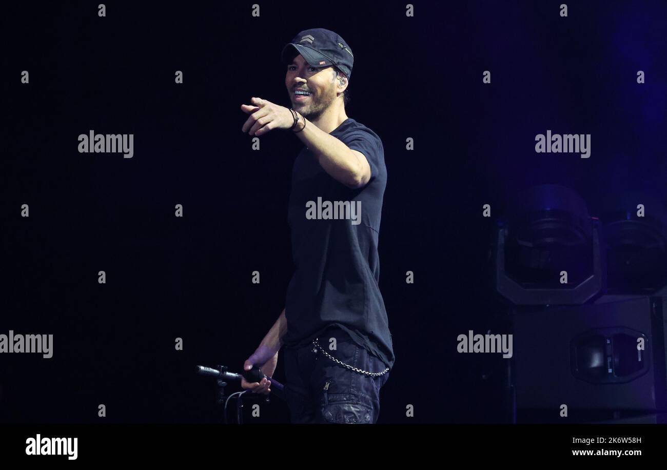 Miami, USA. 15. Oktober 2022. Enrique Iglesias tritt während der Fiesta Latina 2022 von iHeartRadio in der FTX Arena in Miami, Florida, am Samstag, den 15. Oktober 2022 auf der Bühne auf. Foto von Gary i Rothstein/UPI Credit: UPI/Alamy Live News Stockfoto