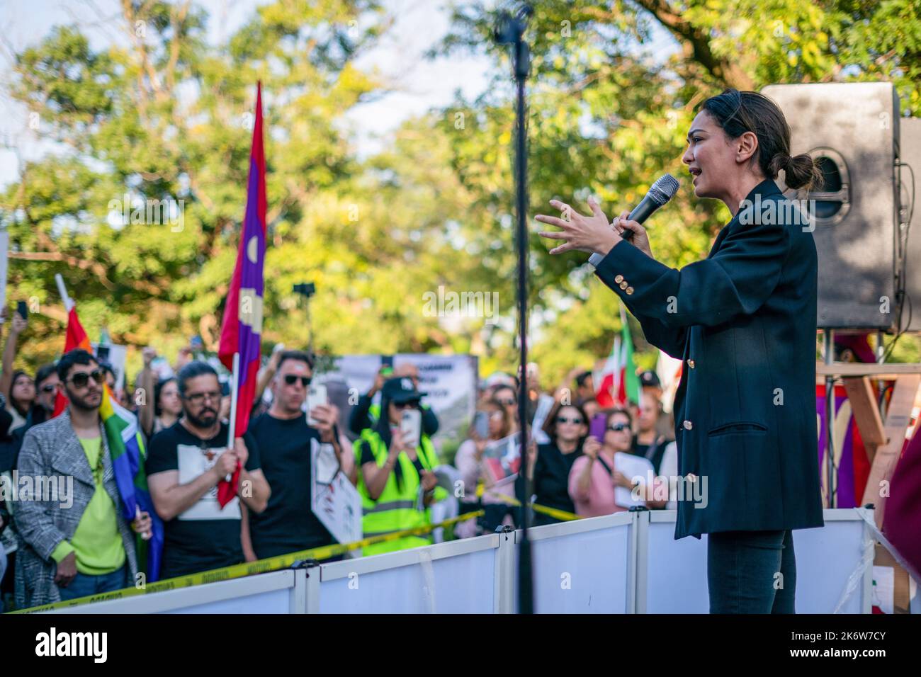 Washington DC, USA. 15. Oktober 2022. Nazanin Bonyadi spricht mit der iranischen Gemeinschaft über ihre Treffen mit Vizepräsidentin Harris und der Regierung Biden bezüglich der Notwendigkeit von Frauenrechten im Iran. Die iranische Gemeinde Washington, DC, traf sich im Stanton Park als Teil einer größeren Serie von jüngsten Protesten in der ganzen Welt nach der Tötung von Mahsa Amini. Die Proteste konzentrieren sich auf den Kampf für die Gleichstellung der Frauen im Iran, nachdem Amini nach ihrer Verhaftung in einem Krankenhaus in Teheran starb, weil sie ihren Hijab nicht getragen hatte. Kredit: SOPA Images Limited/Alamy Live Nachrichten Stockfoto