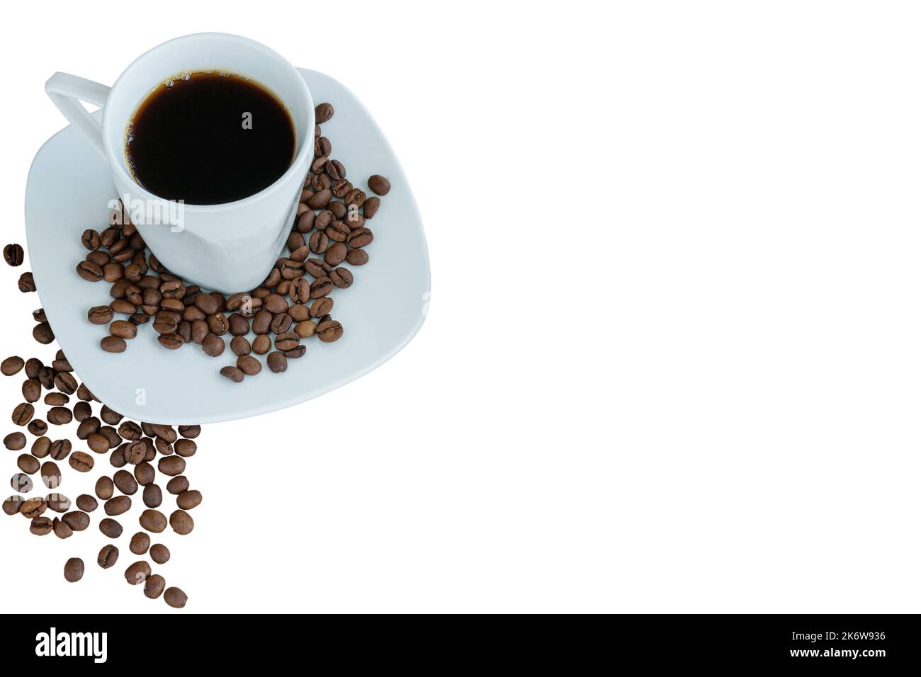 Tasse und Kaffeebohnen auf einer Untertasse (weißer Hintergrund). Stockfoto