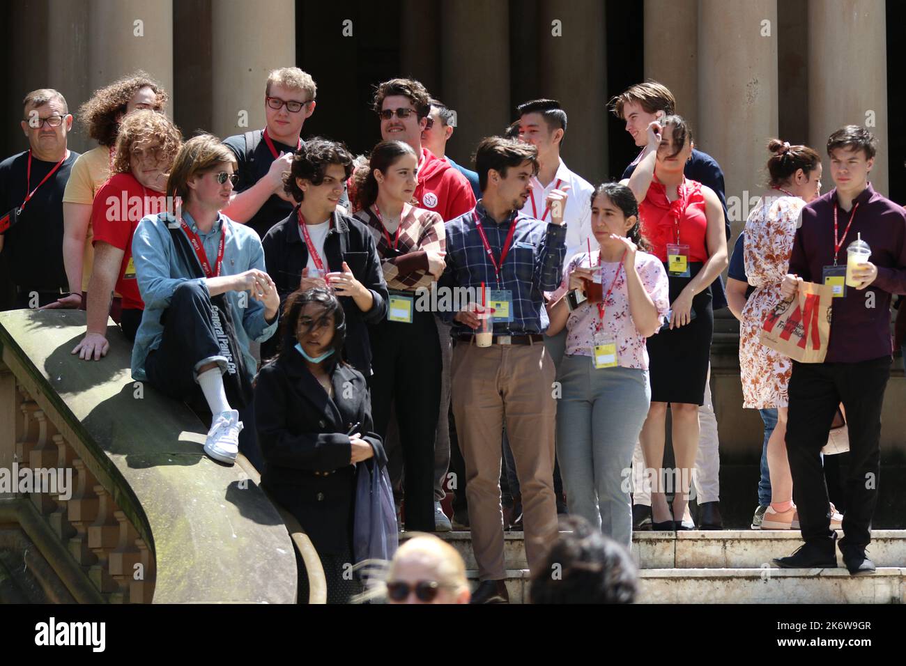 Sydney, Australien. 16.. Oktober 2022. Demonstranten vor der NSW Labor State Conference im Rathaus von Sydney glauben, dass NSW Labour immer wieder normale Menschen im Stich gelassen hat. Auf der Facebook-Veranstaltungsseite heißt es: „Allein im Jahr 2022 unterstützten sie die Gesetzgebung strenger Anti-Protest-Gesetze und haben es versäumt, wichtige Forderungen von Mitarbeitern des öffentlichen Sektors zu unterstützen. Unterdessen hat sich Federal Labour verpflichtet, den Klimawandel – eine existenzielle Bedrohung für alle Arbeitnehmer – zu beschleunigen, indem es sich weigert, neue Kohle- und Gasminen zu verbieten. Arbeiter und Studenten verdienen mehr.“ Im Bild: Teilnehmer der NSW Labor State Conference beobachten den Profi Stockfoto