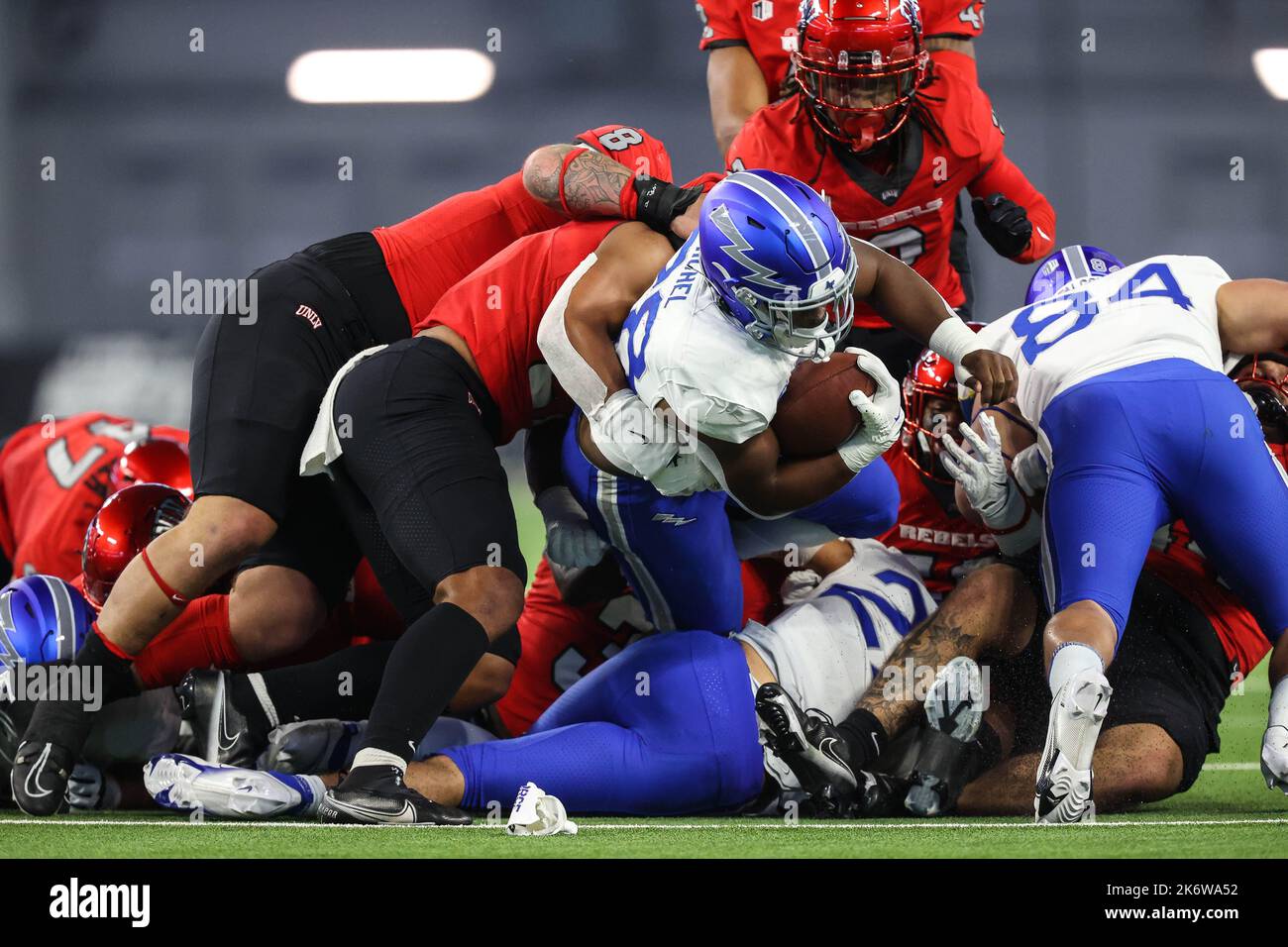 Las Vegas, NV, USA. 15. Oktober 2022. Air Force Falcons Volltrecker Emmanuel Michel (28) streckt sich in der ersten Hälfte des College-Fußballspiels mit den Air Force Falcons und den UNLV-Rebellen im Allegiant Stadium in Las Vegas, NV, um zusätzliche Maßstäbe zu setzen. Christopher Trim/CSM/Alamy Live News Stockfoto