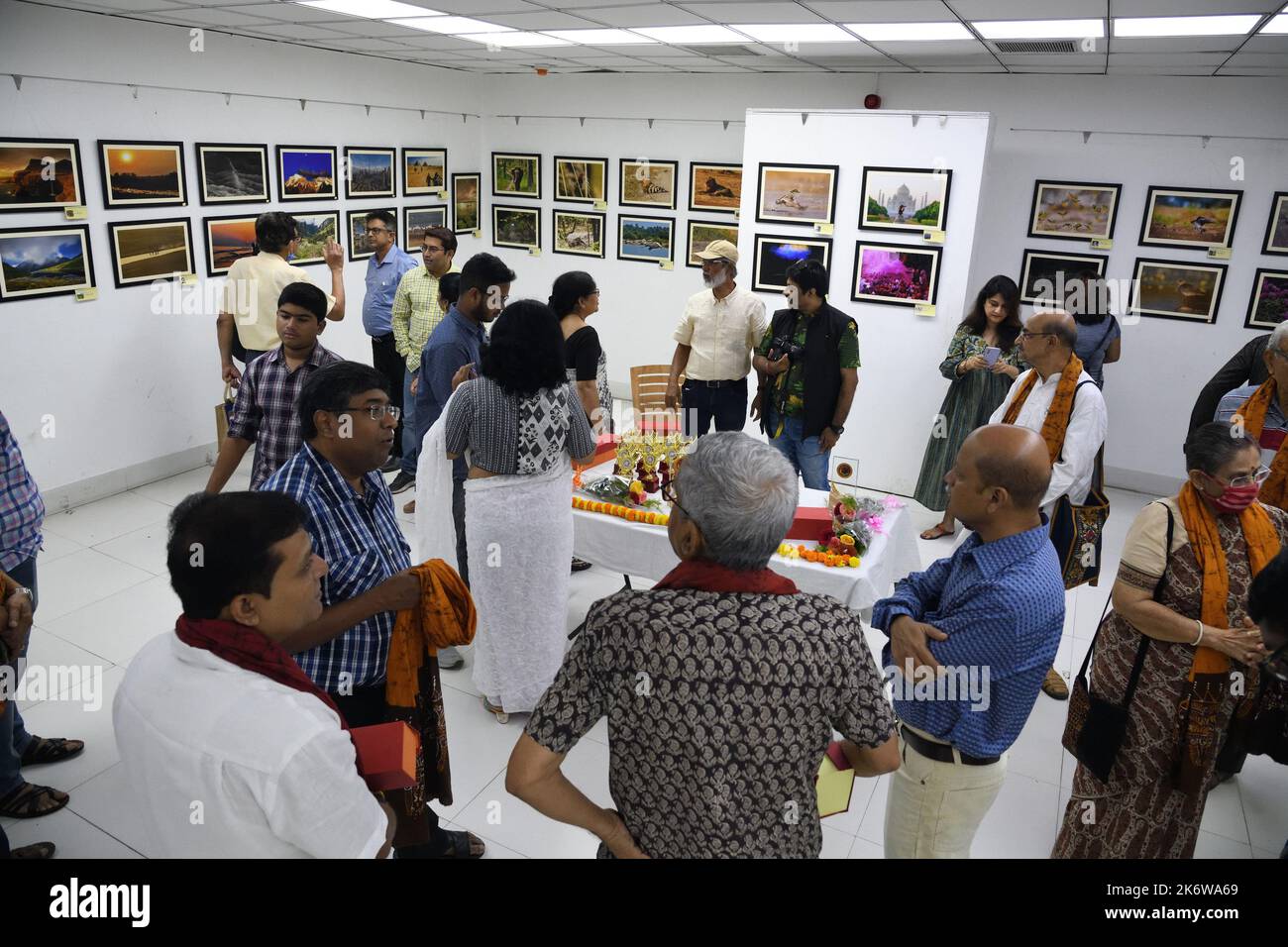 Kalkutta, Indien. 15. Oktober 2022. Besucher am Eröffnungstag einer Gruppenausstellung für drei Tage (15.. Bis 17.. Oktober 2022) der Fotokunst, wo 150 exklusive Fotos von 50 Künstlern von einem Fotoklub in Asansol, Westbengalen, ausgestellt werden. Am 15. Oktober 2022 in Kalkutta, Indien. (Bild: © Biswarup Ganguly/eyepix via ZUMA Press Wire) Bild: ZUMA Press, Inc./Alamy Live News Stockfoto