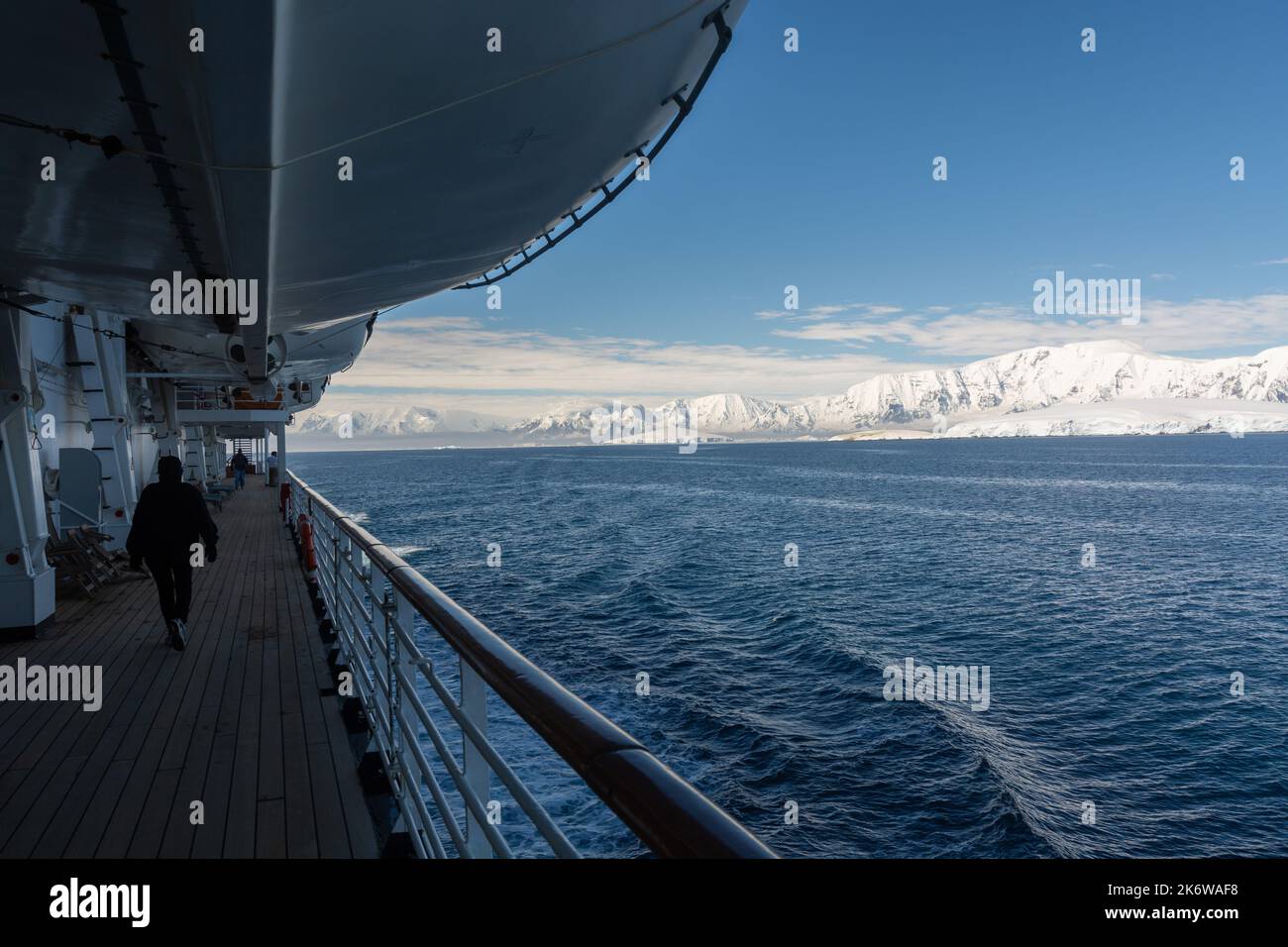 An Bord des HAL-Kreuzfahrtschiffs „MS prinsendam“ in der bismarck-Meerenge mit der danco-Küste im Hintergrund. antarktische Halbinsel. Antarktis Stockfoto