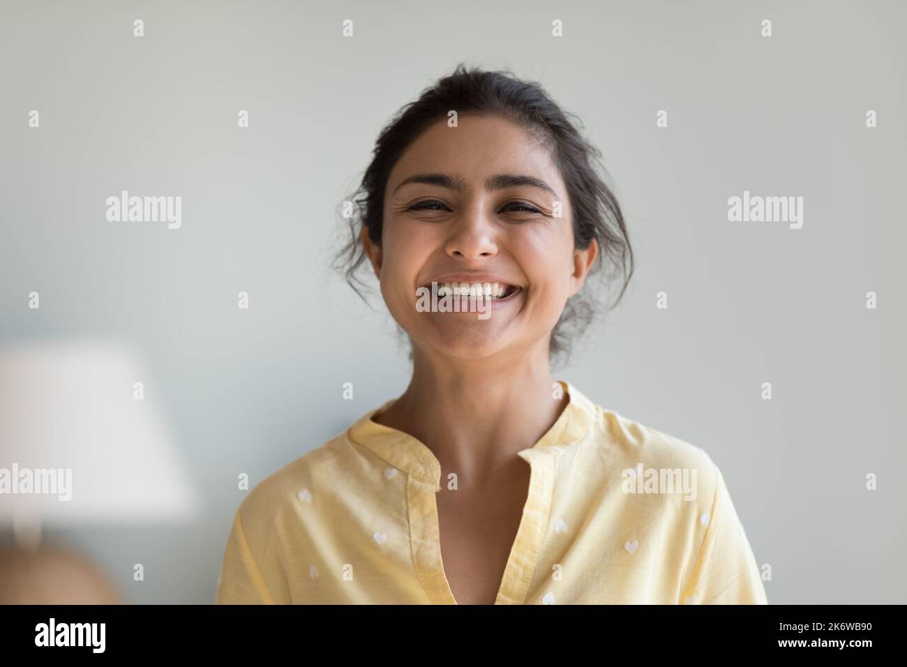 Fröhliche attraktive indische Frau, Kopf geschossen Porträt Stockfoto