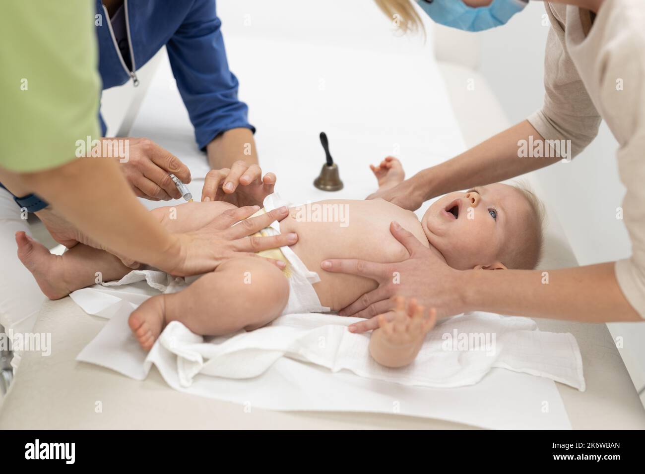 Baby wird vom Kinderarzt in Anwesenheit seiner Mutter geimpft. Vorbeugende Impfung gegen Diphtherie, Keuchhusten, Tetanus, Hepatitis Stockfoto