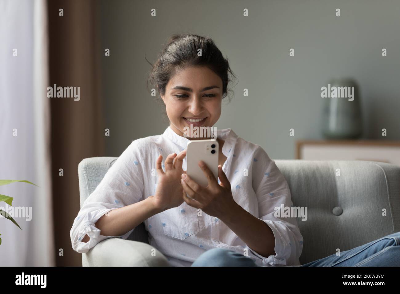 Indische Frau websurfing Informationen mit modernen Handy Stockfoto