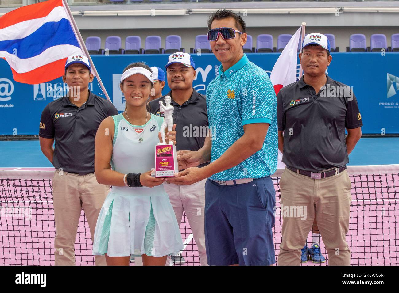 HUA HIN, THAILAND – 16. OKTOBER: Hong Yi Cody Wong aus Hongkong erhält nach dem Finalspiel gegen Zhuoxuan Bai aus China bei der CAL-COMP & CCAU INDUSTRY 4,0 ITF TENNIS TOUR 2022 in der True Arena Hua hin am 16. Oktober 2022 in HUA HIN die zweite Trophäe, die Turnierdirektor Paradorn Srichaphan überreicht hat, THAILAND (Foto von Peter van der Klooster/Alamy Live News) Quelle: peter Van der Klooster/Alamy Live News Stockfoto