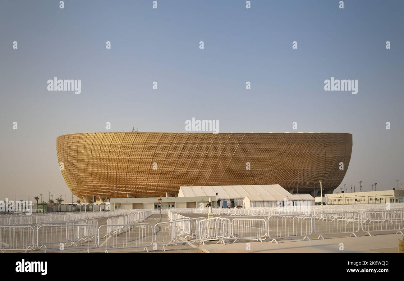 Ein Blick auf das Lusail Stadium, das Katars größtes Stadion und Austragungsort von Spielen während jeder Etappe der diesjährigen Weltmeisterschaft ist. Stockfoto