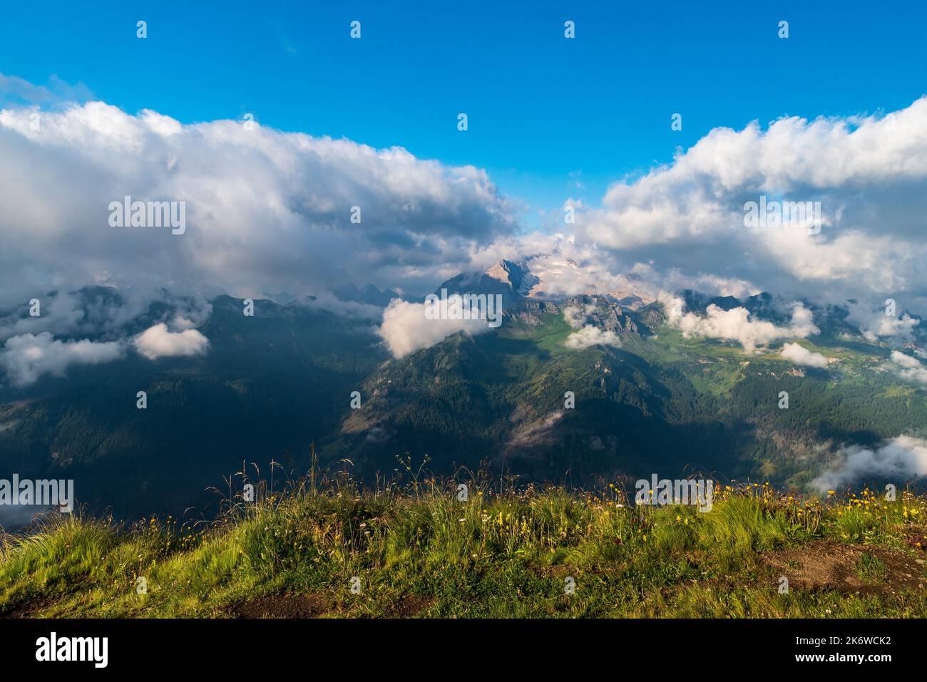 Blick vom Col di Lana in den Dolomiten im Sommer morgens mit blauem Himmel und Wolken Stockfoto