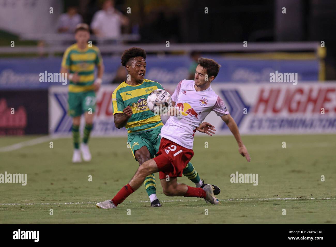 St. Petersburg, FL: Der New York Red Bulls II-Mittelfeldspieler Paul Slajlaj (51) geht gegen den Mittelfeldspieler Dayonn von Tampa Bay Rowdies an und stößt den Ball weg Stockfoto