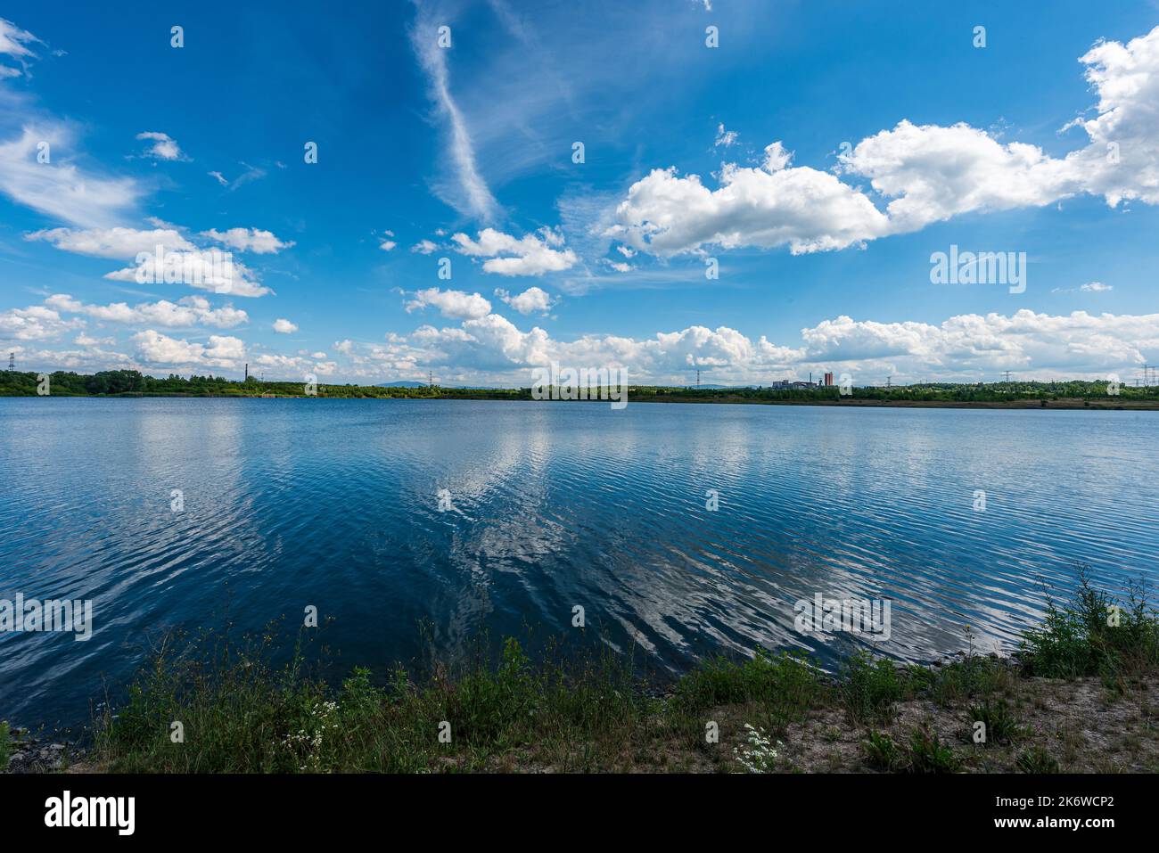 Karvinske mehr See in der Nähe von Karvina Stadt in der Tschechischen republik während des Sommertages mit blauem Himmel und Wolken Stockfoto