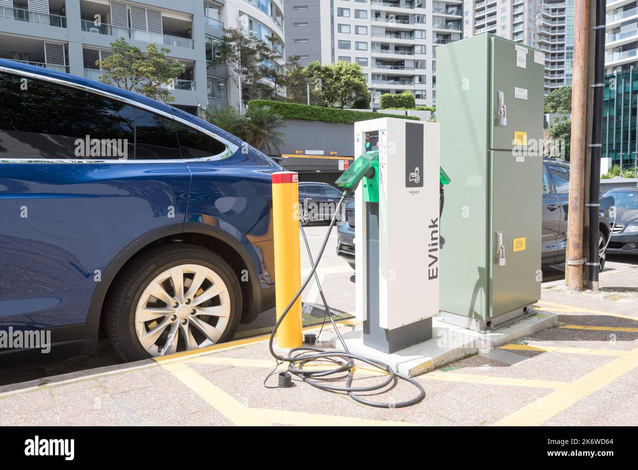 Ein Elektrofahrzeug (EV) wird auf einem Parkplatz in Sydney, Australien, in Chatswood, New South Wales, aufgeladen. Kfz-Ladefunktion Stockfoto