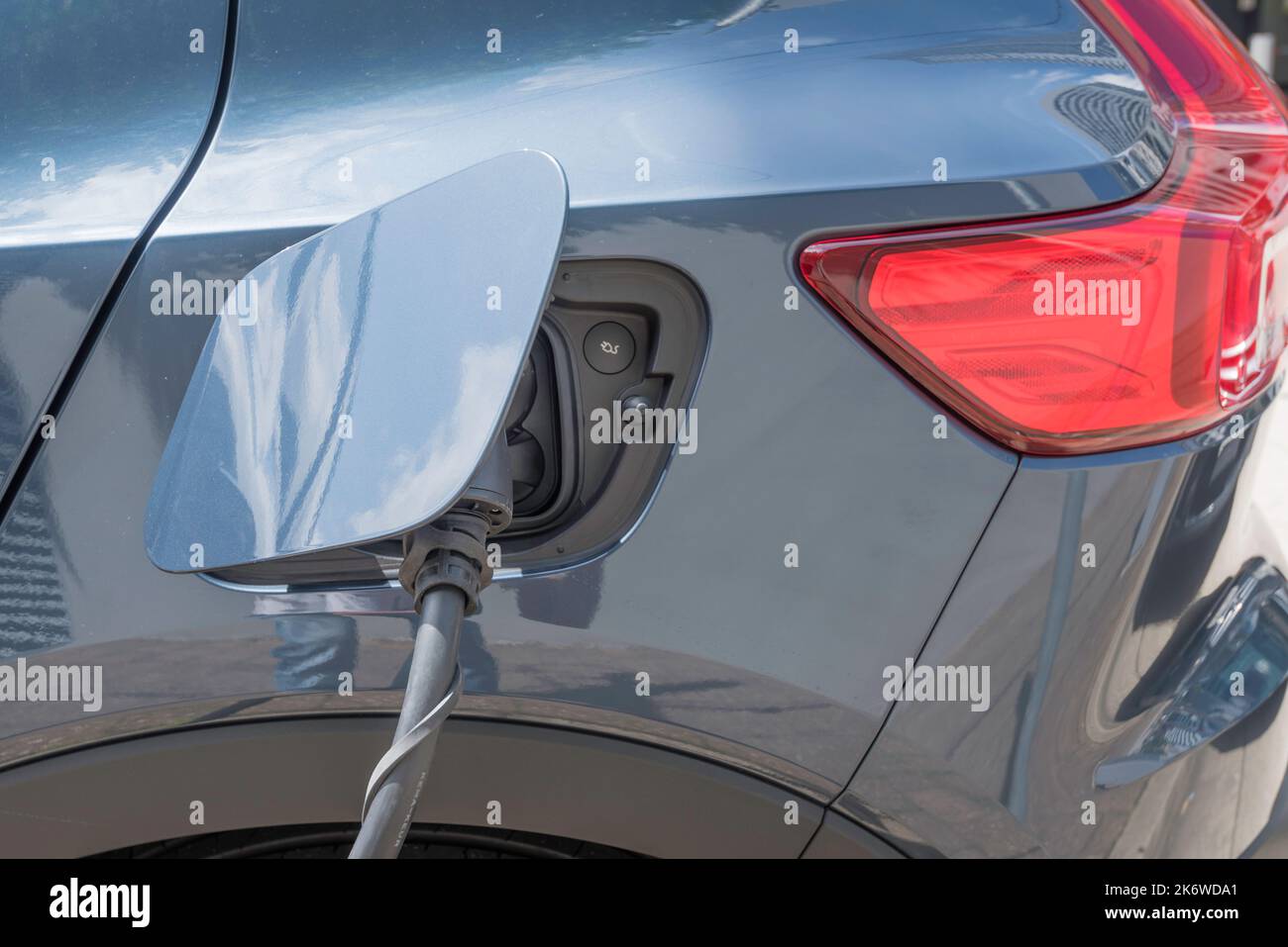 Ein Elektrofahrzeug (EV) wird auf einem Parkplatz in Sydney, Australien, in Chatswood, New South Wales, aufgeladen. Kfz-Ladefunktion Stockfoto