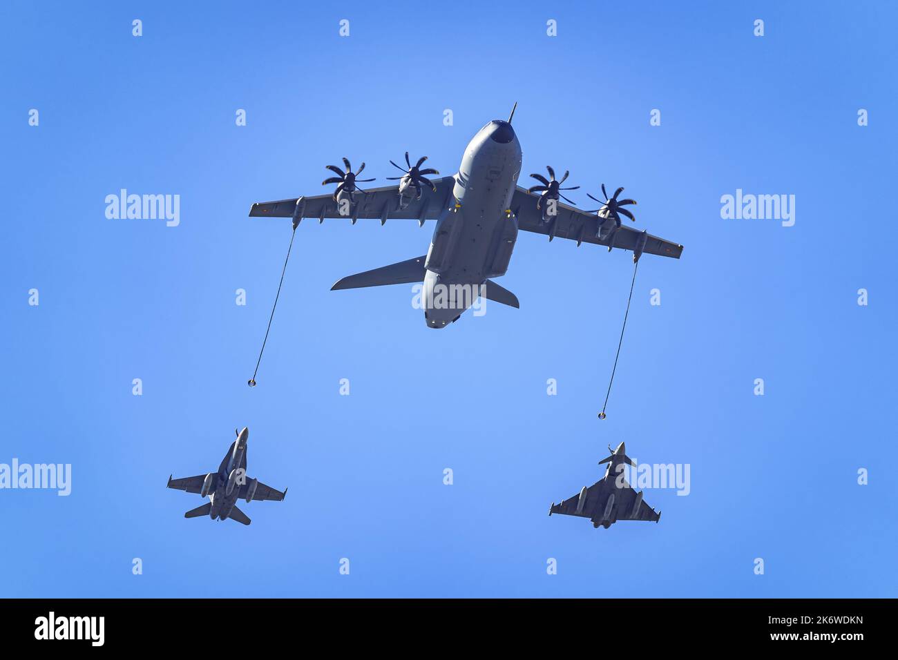 Überschalljäger betanken Flugzeuge in der Luft, um kleinere Flugzeuge zu betanken. Stockfoto