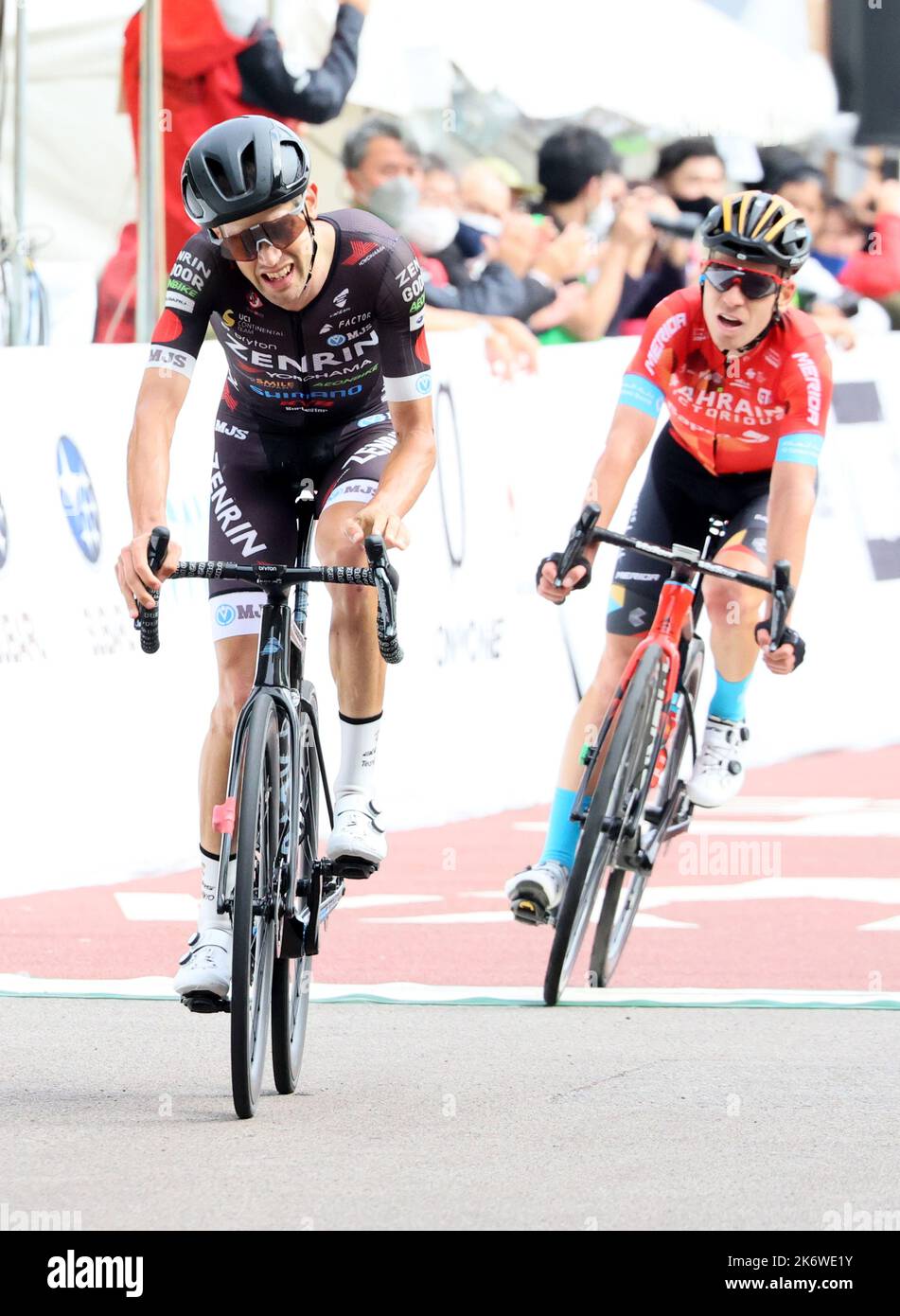 Utsunomiya, Japan. 16. Oktober 2022. Der australische Radfahrer Benjamin Dyball (L) vom Team Ukyo und der Österreicher Hermann Pernsteiner (R) aus Bahrain überqueren am Sonntag, den 16. Oktober 2022, die Ziellinie des Japan Cup Cycle Roadrace in Utsunomiya, 100km nördlich von Tokio. Dyball wurde Dritter und Pernsteiner wurde Vierter. Quelle: Yoshio Tsunoda/AFLO/Alamy Live News Stockfoto