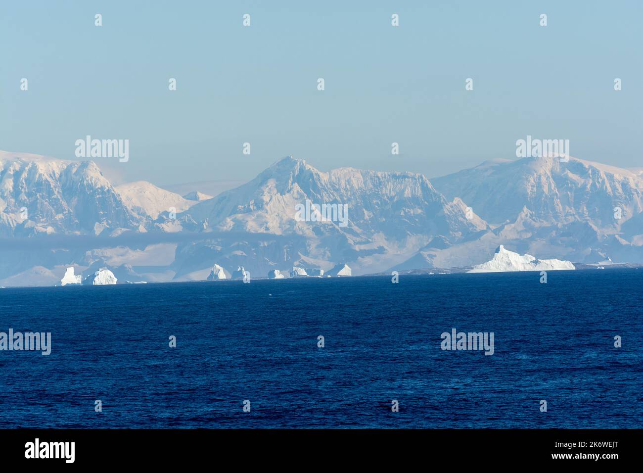 Eisberge im südlichen Ozean vor der antarktischen Halbinsel. Antarktis Stockfoto