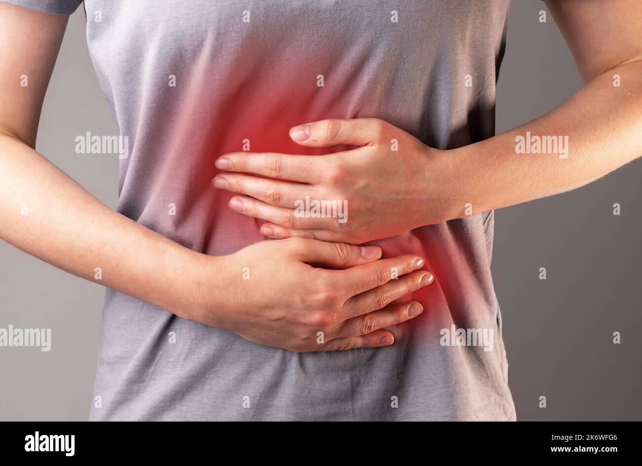 Magen-Darm-Schmerzen, Schmerzen. Magenerkrankung. Magenschmerzen, Gastritis. Hochwertige Fotos Stockfoto