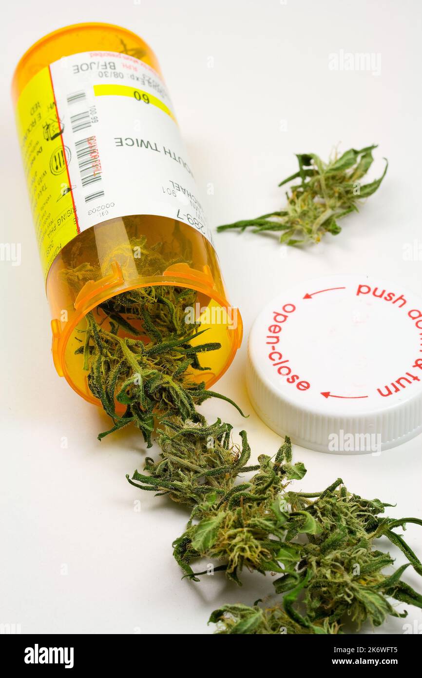 Cannabis (medizinisches Marihuana) Rezept - Verschütten von getrockneten Blumen aus der Flasche Stockfoto Cannabis (medizinisches Marihuana) Rezept - Verschütten von getrockneten Blumen aus der Flasche Stockfoto