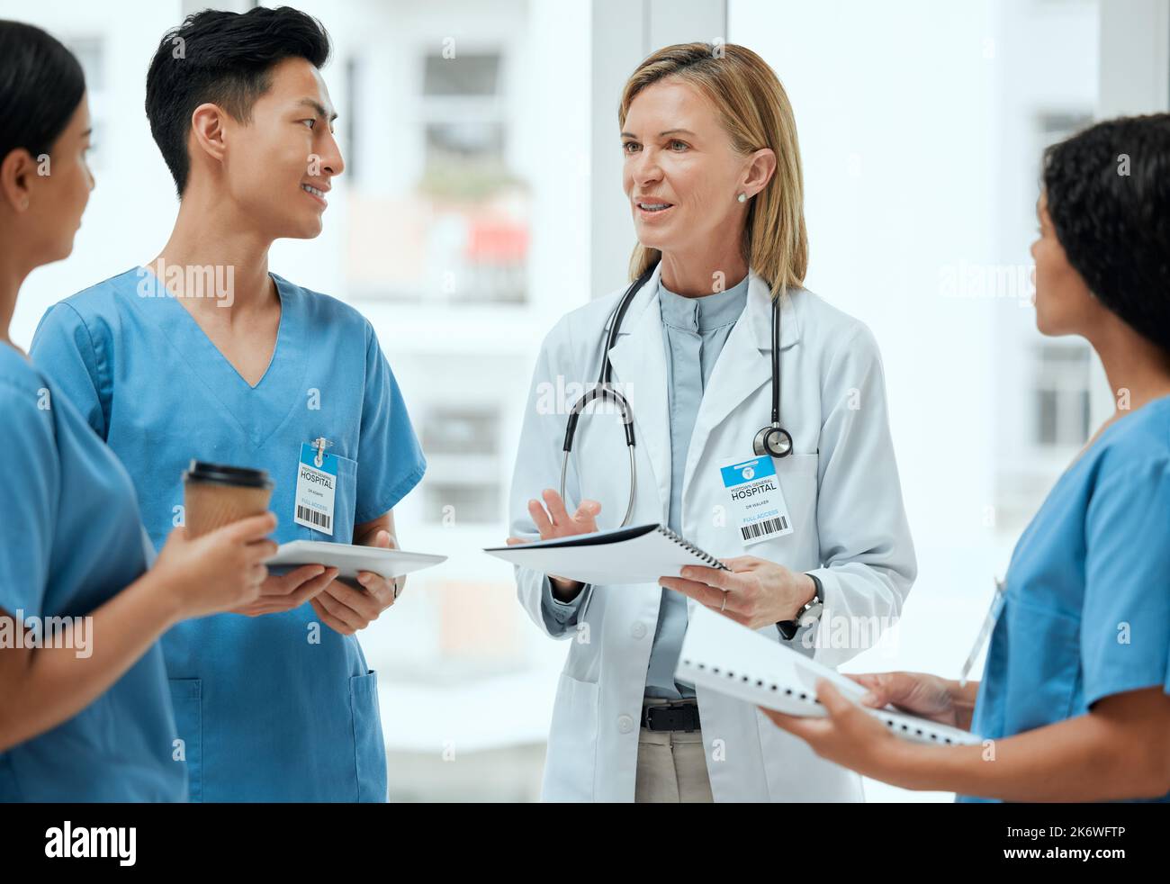 Wenden Sie sich immer an Ihre Kollegen, wenn Sie unsicher sind. Eine Gruppe von Ärzten, die in einem Krankenhaus eine Diskussion führen. Stockfoto