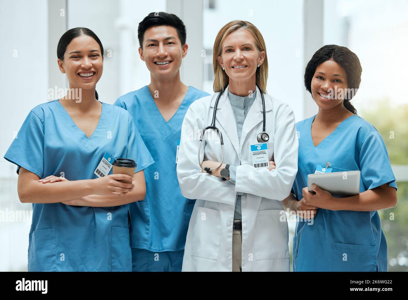 Waren hier, wenn man sich alleine fühlt. Eine Gruppe von Ärzten, die in einem Krankenhaus eine Diskussion führen. Stockfoto