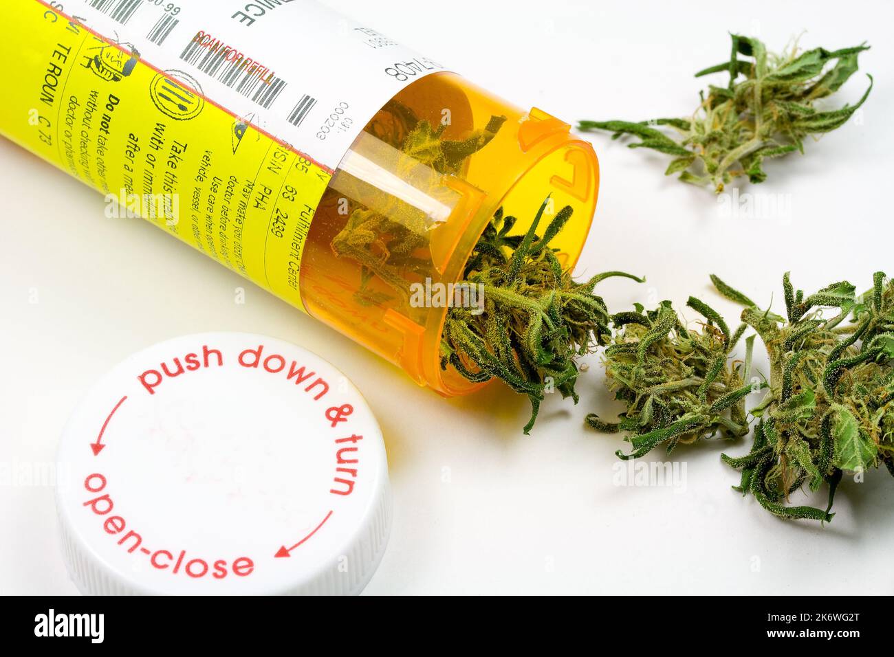 Cannabis (medizinisches Marihuana) Rezept - Verschütten von getrockneten Blumen aus der Flasche Stockfoto