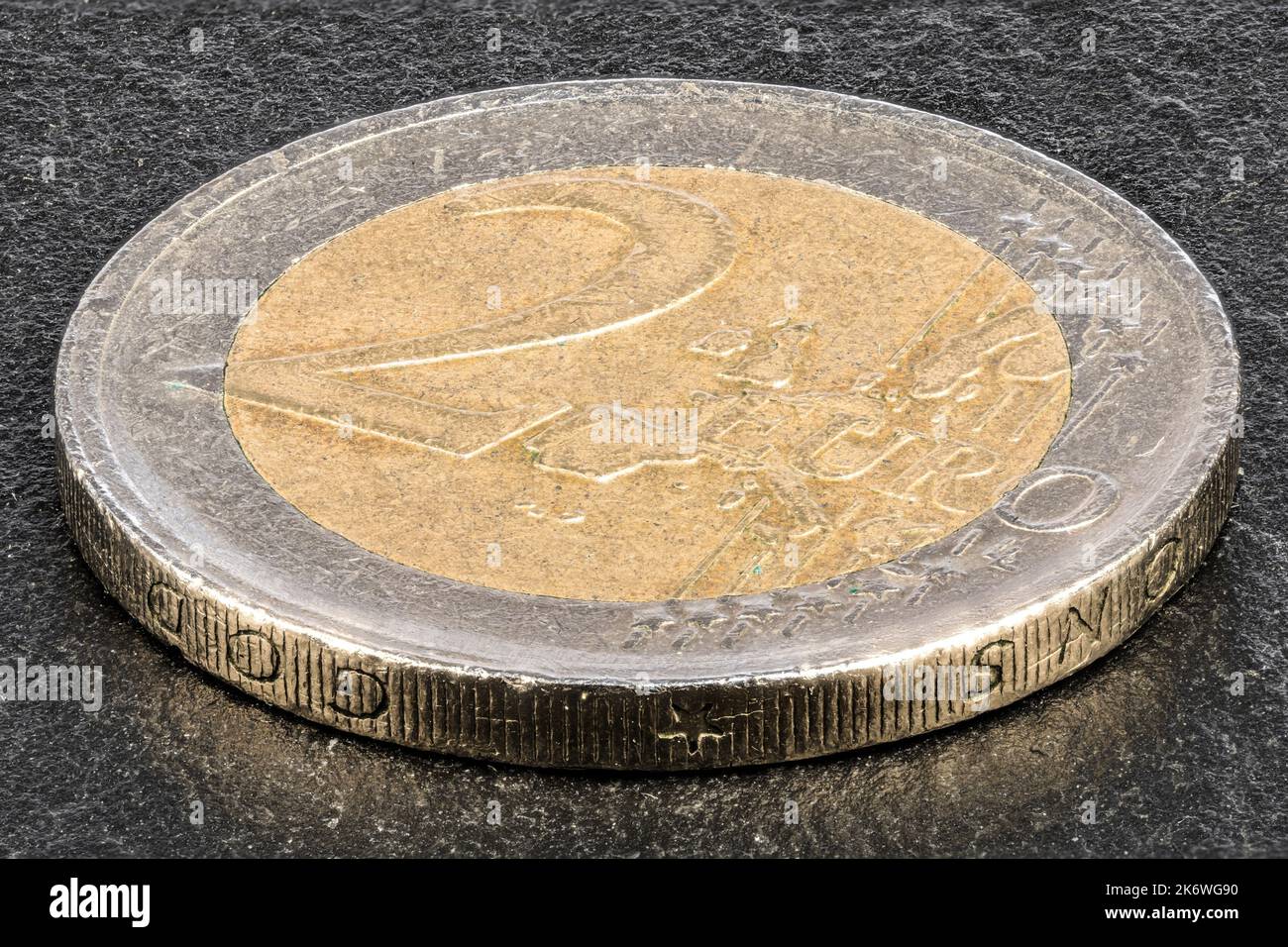Zwei-Euro-Münze mit der EU Europa Europäische Union als Symbol als Makrobild und detailreich mit hoher Auflösung, Deutschland Stockfoto