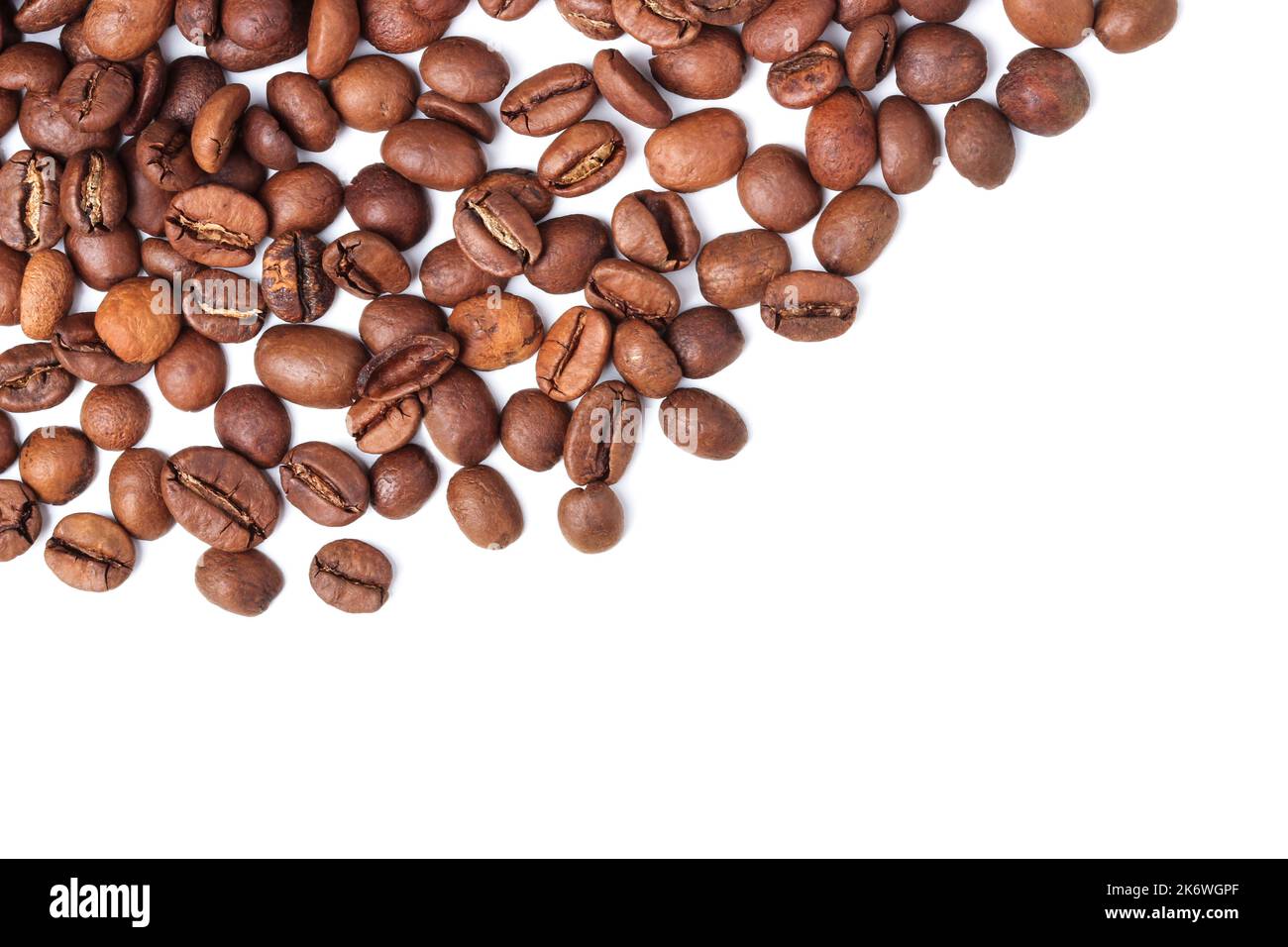 Eine Handvoll Kaffeebohnen in großen Mengen auf Weiß isoliert Stockfoto