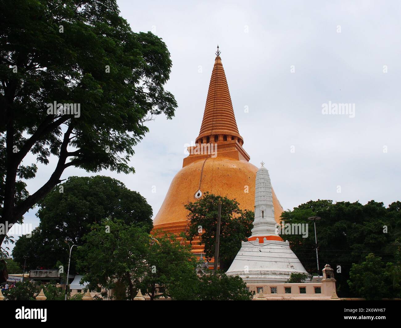 Phra Prathomchedi bei Nakhon pathom. Der größte Pogoda in der Geschichte Thailands.Nakhon Pathom, Thailand, 8.. Mai 2022 Stockfoto