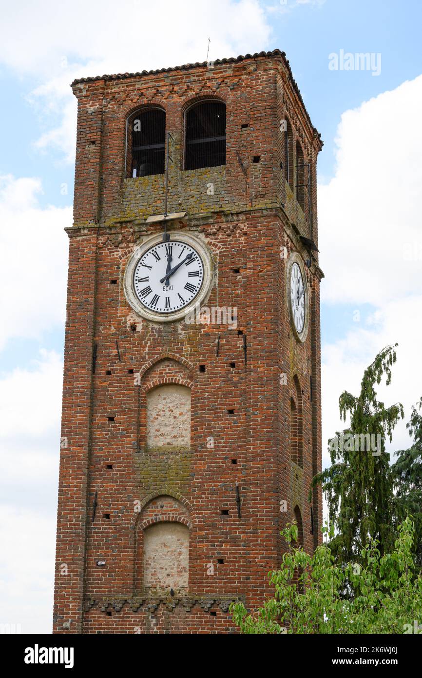 Pralormo, Italien, Mai 2022 Antiker Turm mit eiserner mechanischer Uhr. Stockfoto