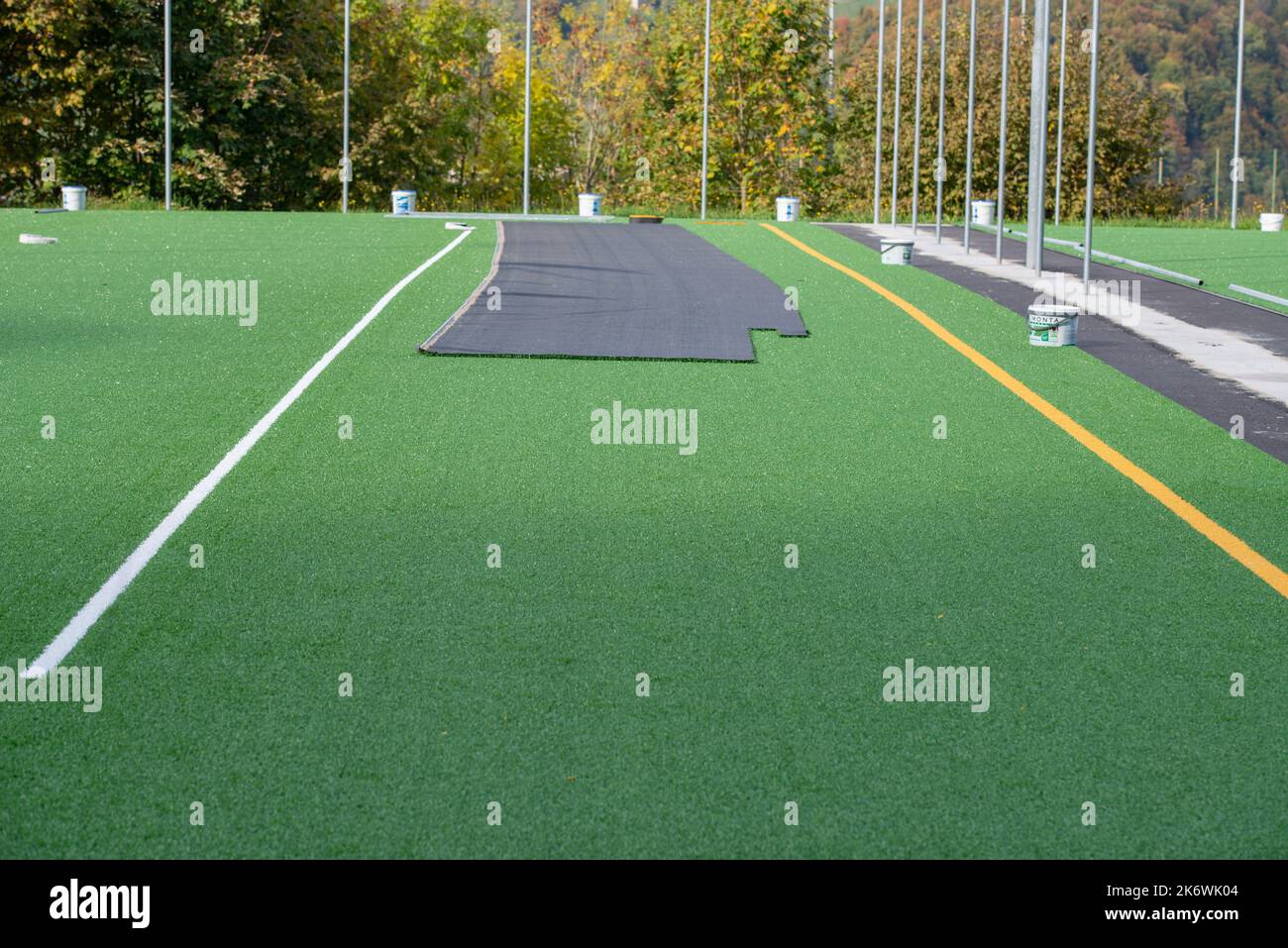 Verlegung von Kunstrasen in einem Sportzentrum Stockfoto