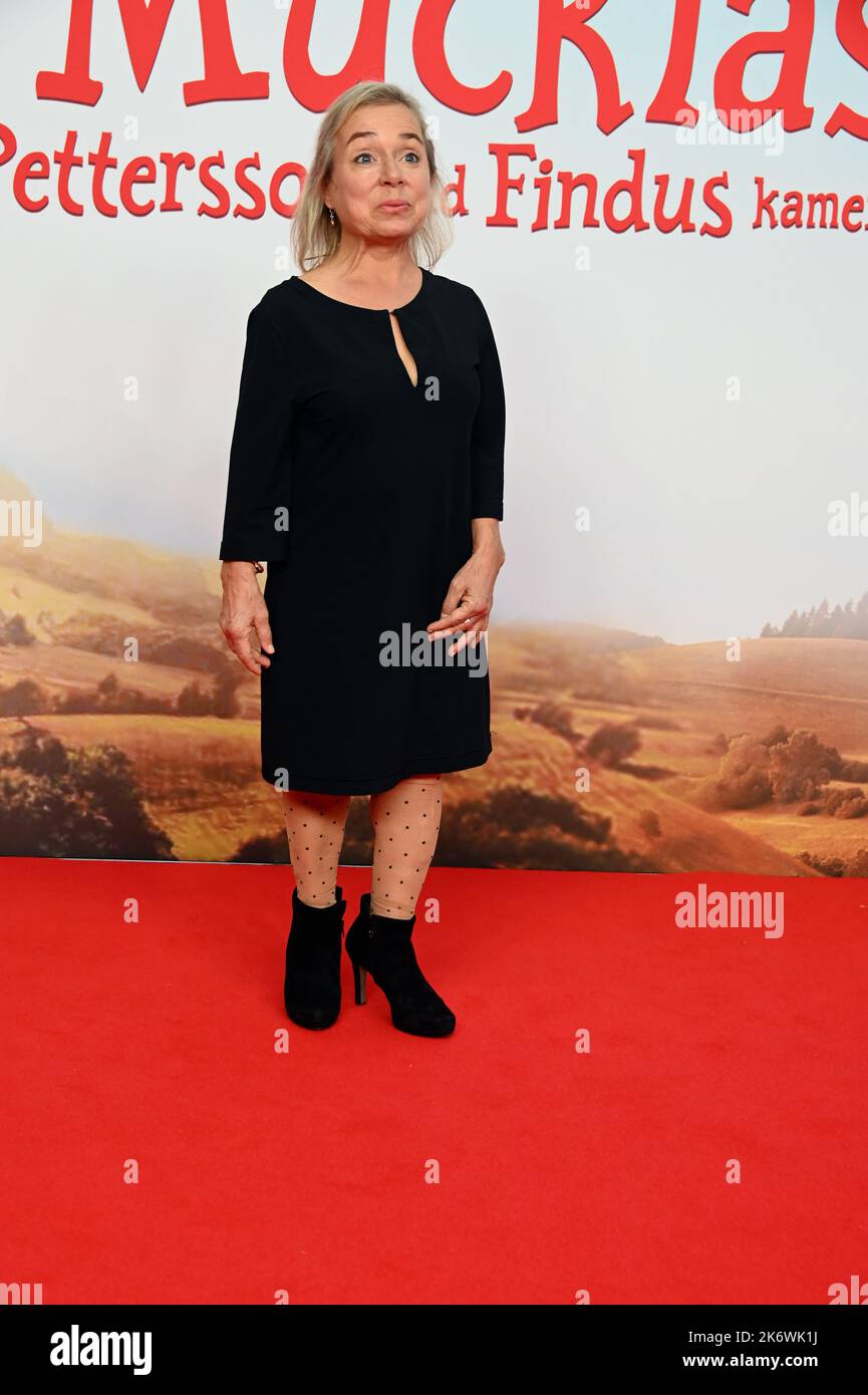 Köln, Deutschland. 15. Oktober 2022. Schauspielerin Chris Tine Urspruch kommt zur Premiere des Kinderanimationsfilms „The Mucklas. Und wie sie im Kölner Cinedom zu Pettersson und Findus kamen. Quelle: Horst Galuschka/dpa/Alamy Live News Stockfoto