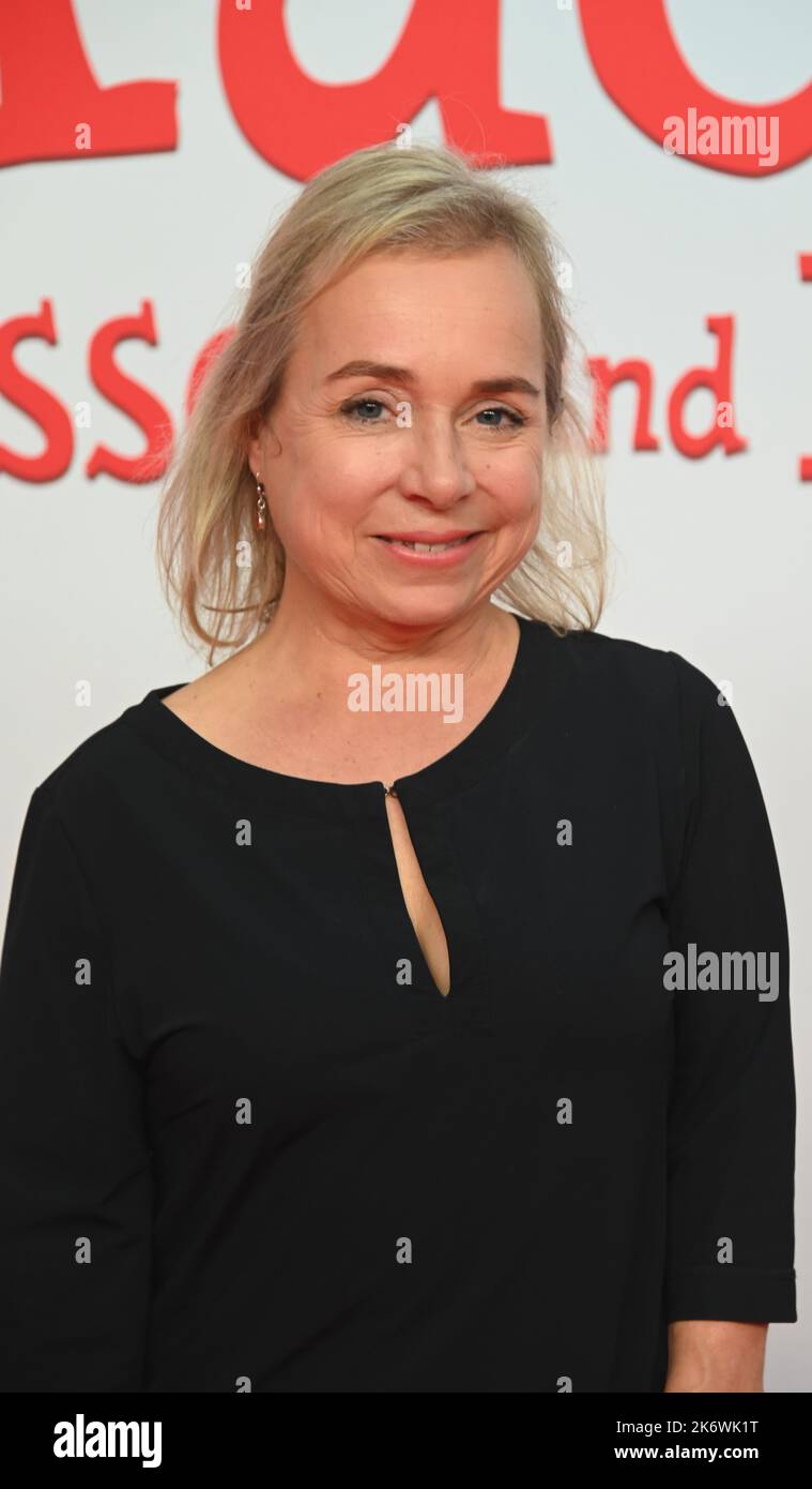 Köln, Deutschland. 15. Oktober 2022. Schauspielerin Chris Tine Urspruch kommt zur Premiere des Kinderanimationsfilms „The Mucklas. Und wie sie im Kölner Cinedom zu Pettersson und Findus kamen. Quelle: Horst Galuschka/dpa/Alamy Live News Stockfoto