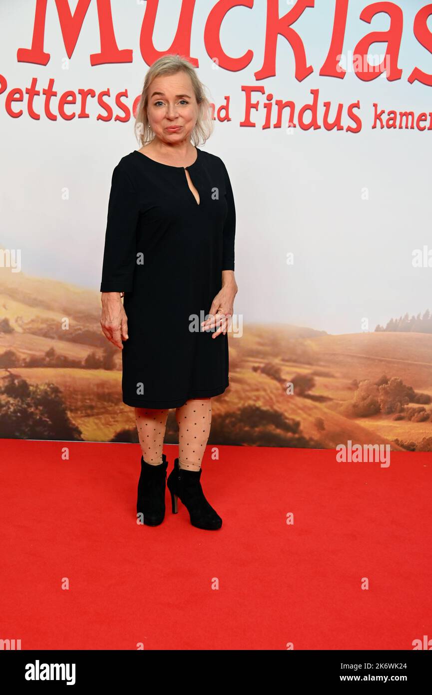 Köln, Deutschland. 15. Oktober 2022. Schauspielerin Chris Tine Urspruch kommt zur Premiere des Kinderanimationsfilms „The Mucklas. Und wie sie im Kölner Cinedom zu Pettersson und Findus kamen. Quelle: Horst Galuschka/dpa/Alamy Live News Stockfoto