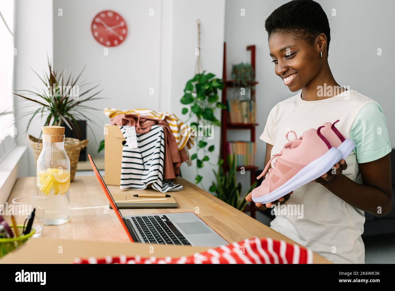 Kleine Unternehmen afrikanische weibliche Besitzerin zeigt neue Ankunft Schuhe auf Live-Streaming Stockfoto