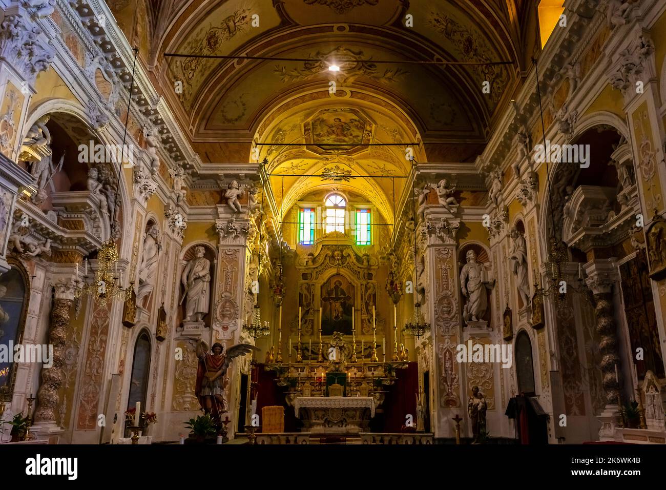 Im Inneren der Pfarrkirche San Michele von Villatalla. Gemeinde Préla, Ligurien, Italien. Stockfoto