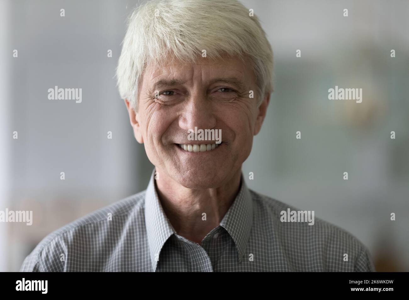 Nahaufnahme ein hübscher älterer Mann schaut in die Kamera Stockfoto