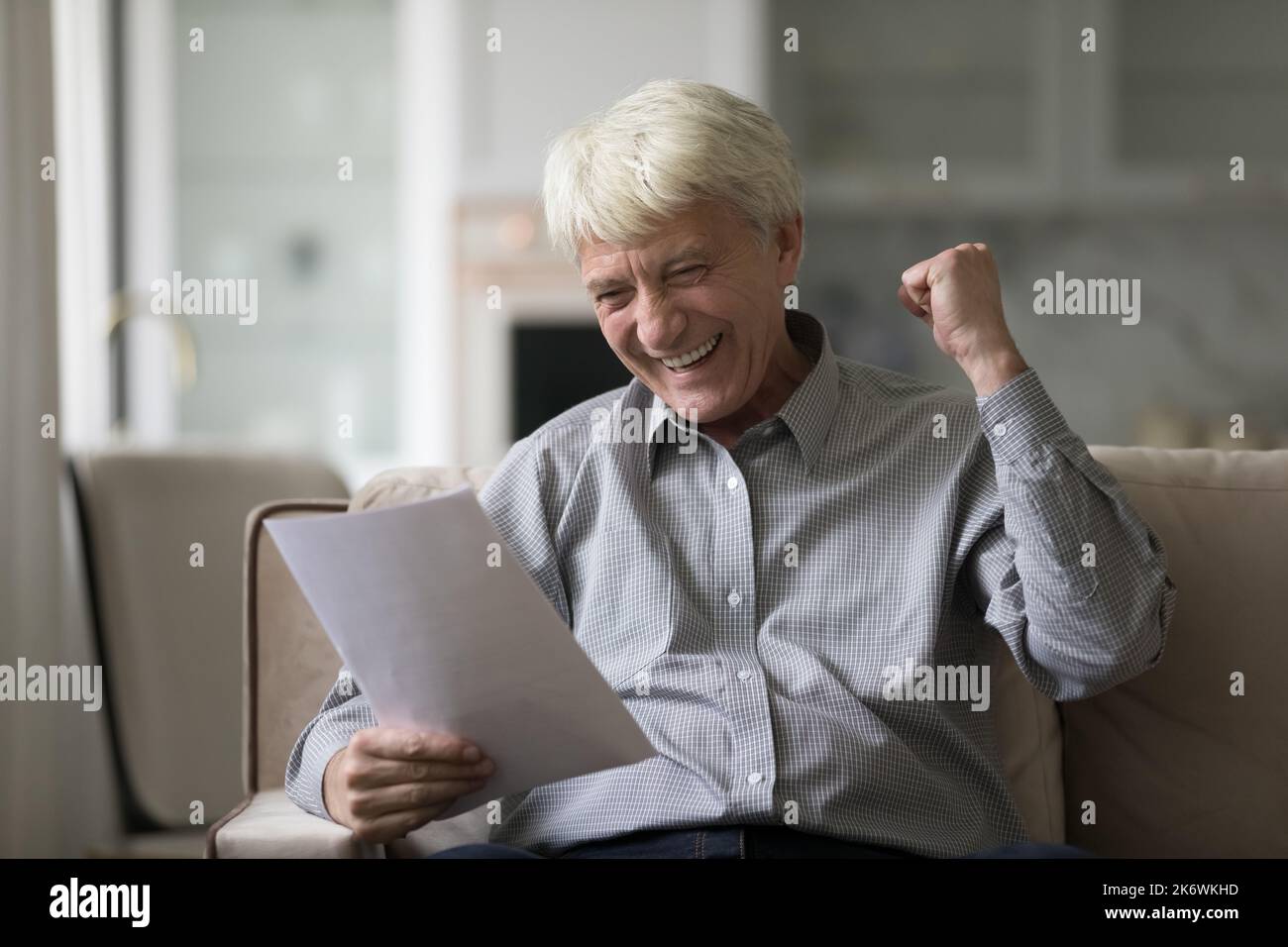 Älterer Mann liest Brief fühlt sich begeistert von guten fantastischen Nachrichten Stockfoto