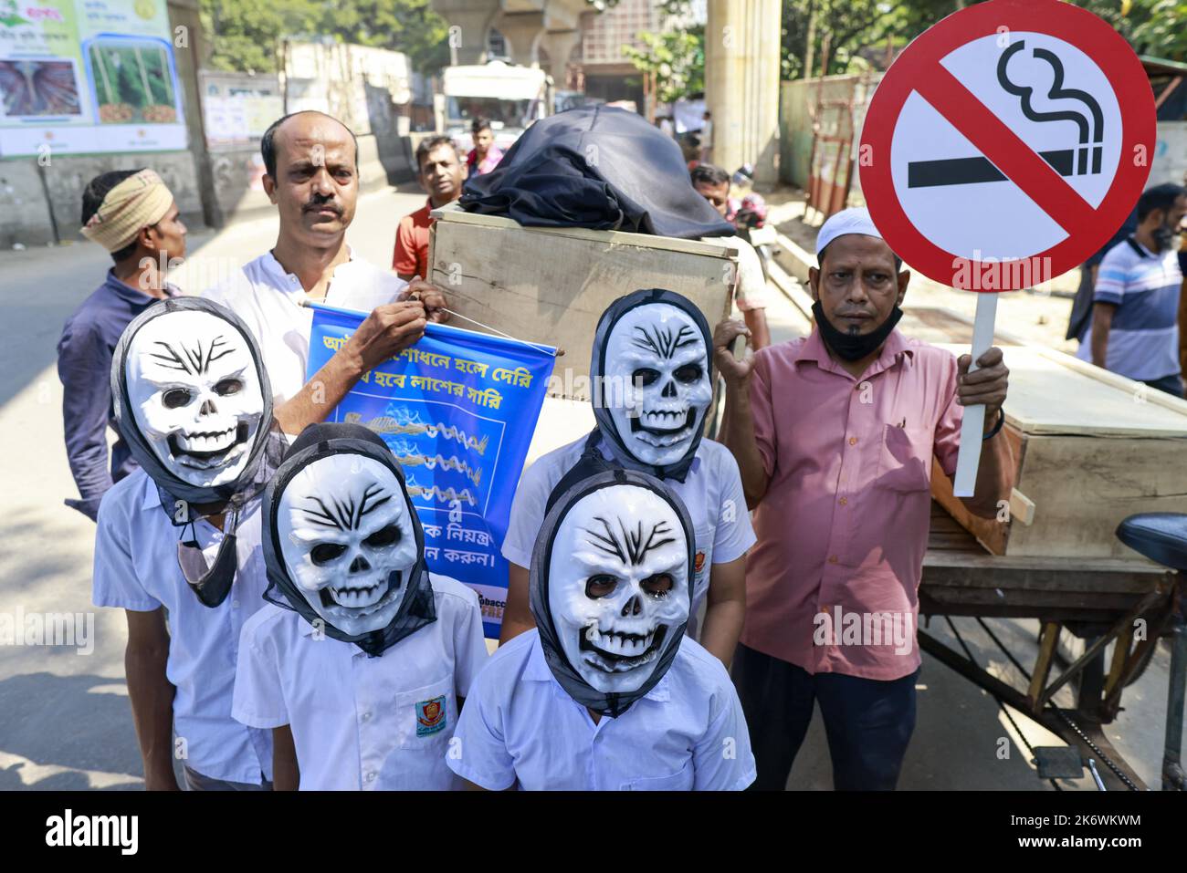 Am Samstag wurde in Dhaka, Bangladesch, am 15. Oktober 2022 eine Menschenkette mit symbolischen Leichen vor dem National Press Club abgehalten, wo Redner ihre Forderungen nach einer sofortigen Fertigstellung der Gesetzesänderung zur Bekämpfung des Tabakkonsums äußerten. Foto von Suvra Kanti das/ABACAPRESS.COM Quelle: Abaca Press/Alamy Live News Stockfoto