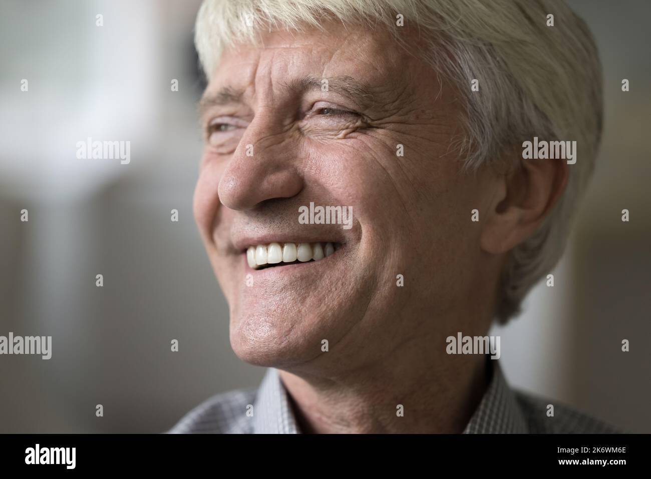 Aus der Nahaufnahme geschnitten wurde ein glückliches Gesicht eines älteren Mannes aufgenommen Stockfoto