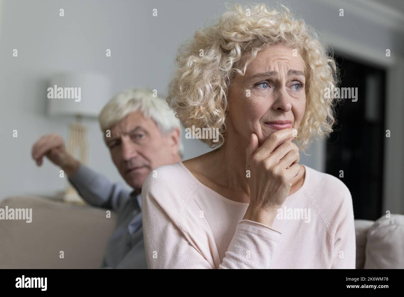 Ältere Frau leidet unter Groll nach Streit mit wütenden Ehemann Stockfoto