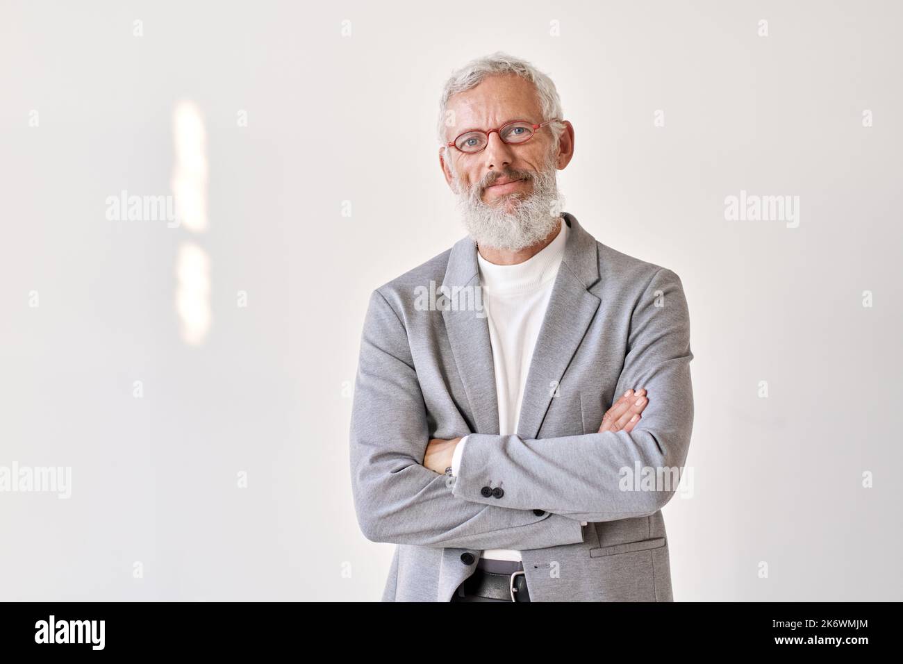 Selbstbewusster älterer Geschäftsmann, isoliert an weißer Wand, Porträt. Stockfoto