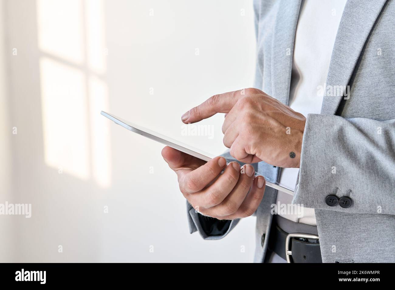 Männliche Hände Geschäftsmann mit digitalen Tablet-Technologie Corporate Fintech. Stockfoto