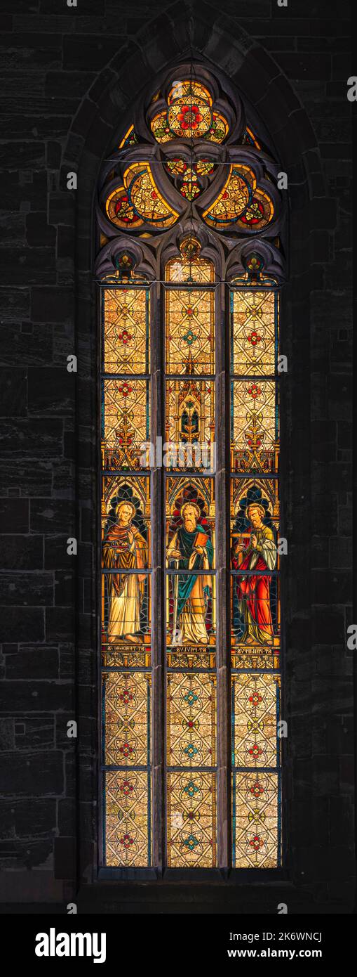 Außenaufnahmen eines Buntglasfensters der Johanniskirche in Göttingen Stockfoto