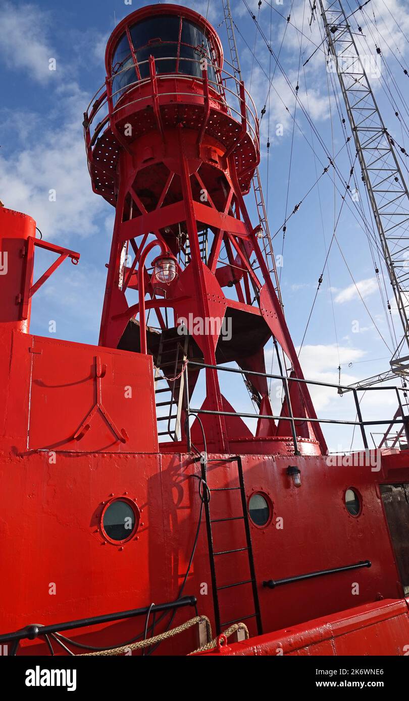 Ein roter Leuchtturm auf einem Feuerschiff oder einem Feuerschiff. Standort: Harlingen, Niederlande Stockfoto