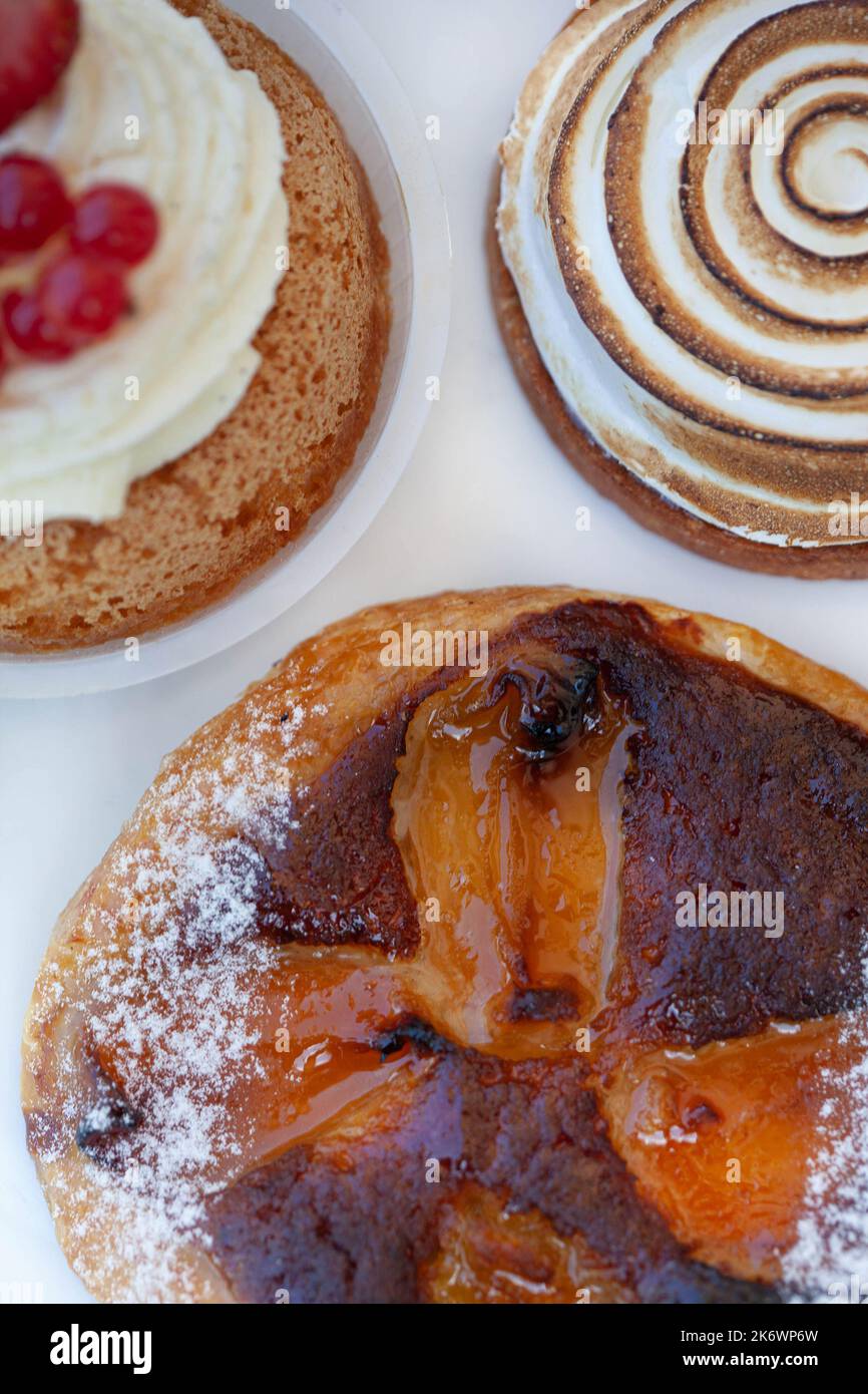Aprikosenkuchen, Zitronenkuchen und Rum baba Stockfoto