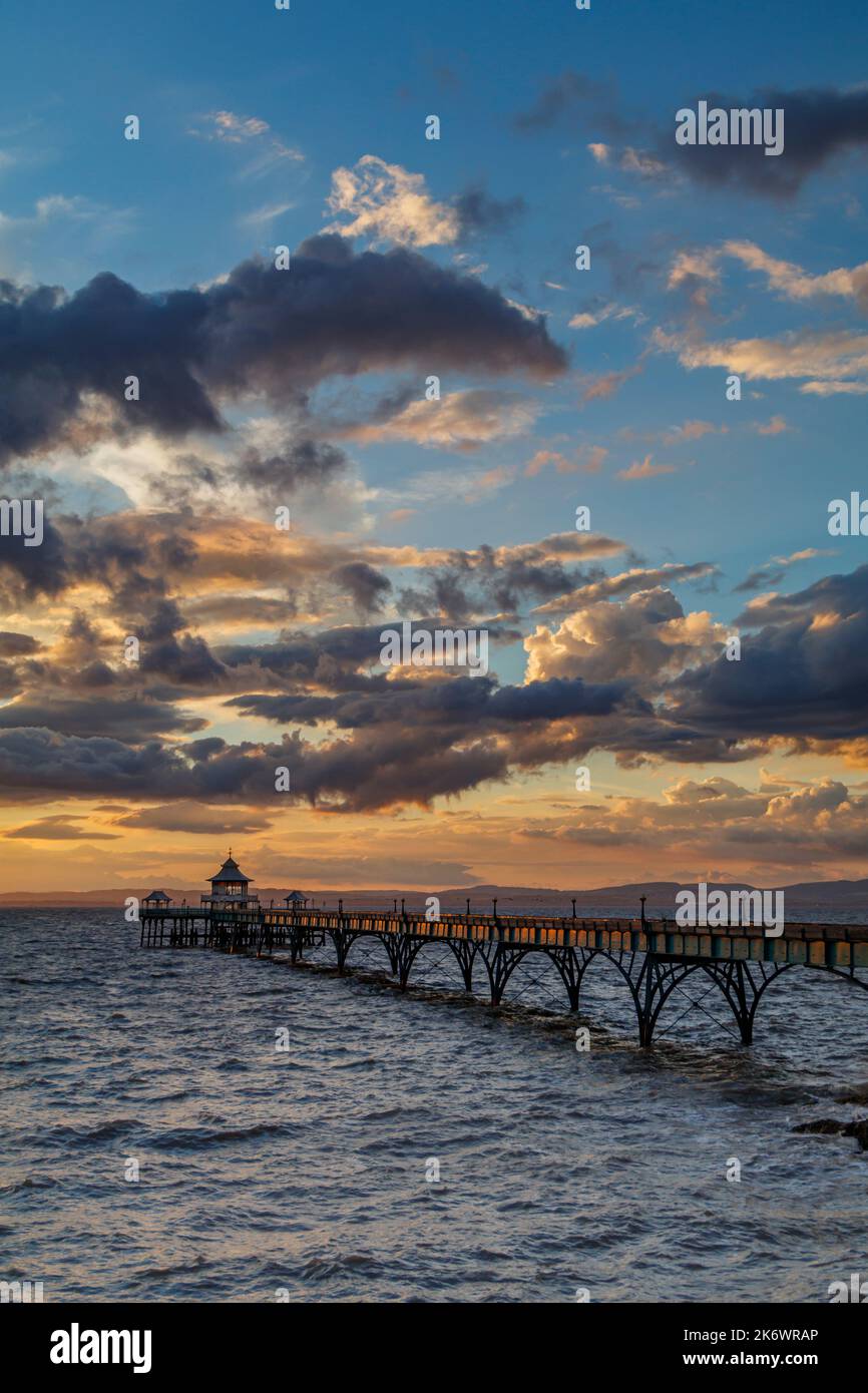 Die Seitenverkleidungen am Pier fangen etwas Sonnenlicht ein Stockfoto