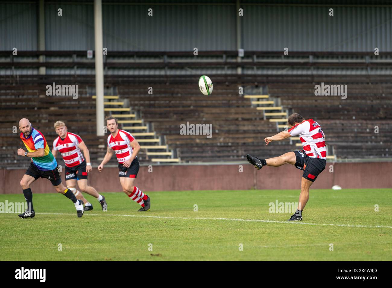 Schwedisches Meisterschaftsfinale im Rugby Allsvenskan-Spiel zwischen Spartacus Rugby Club (rot-weiß) und Erikslund Rugby Stockfoto