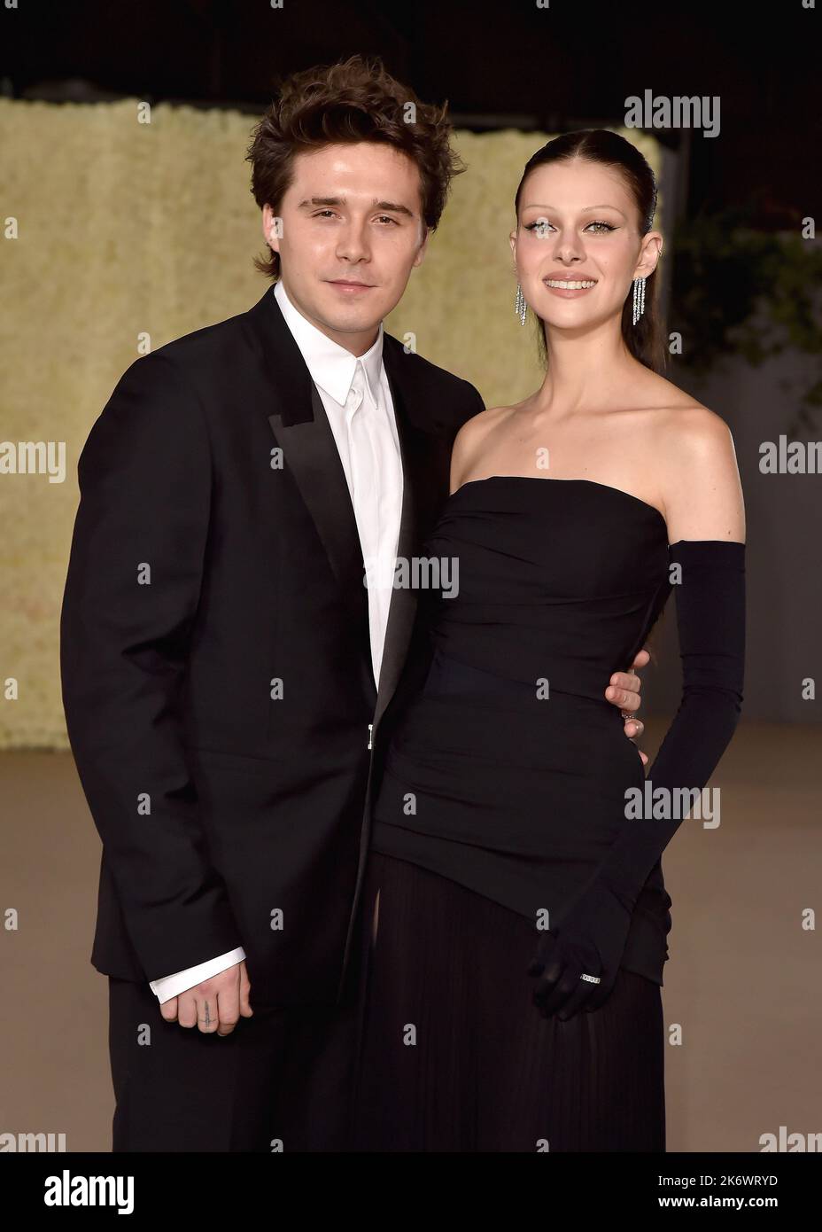 Brooklyn Beckham und Nicola Peltz laufen auf dem roten Teppich bei der zweiten jährlichen Academy Museum Gala am 15. Oktober 2022 im Academy Museum of Motion Pictures in Los Angeles, CA. (Foto von Scott Kirkland/Sipa USA) Stockfoto