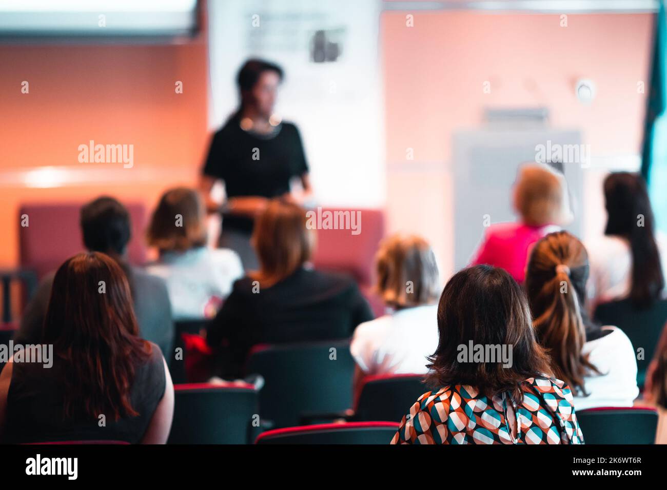 Frau, die eine Präsentation auf einer Konferenz halten kann. Stockfoto